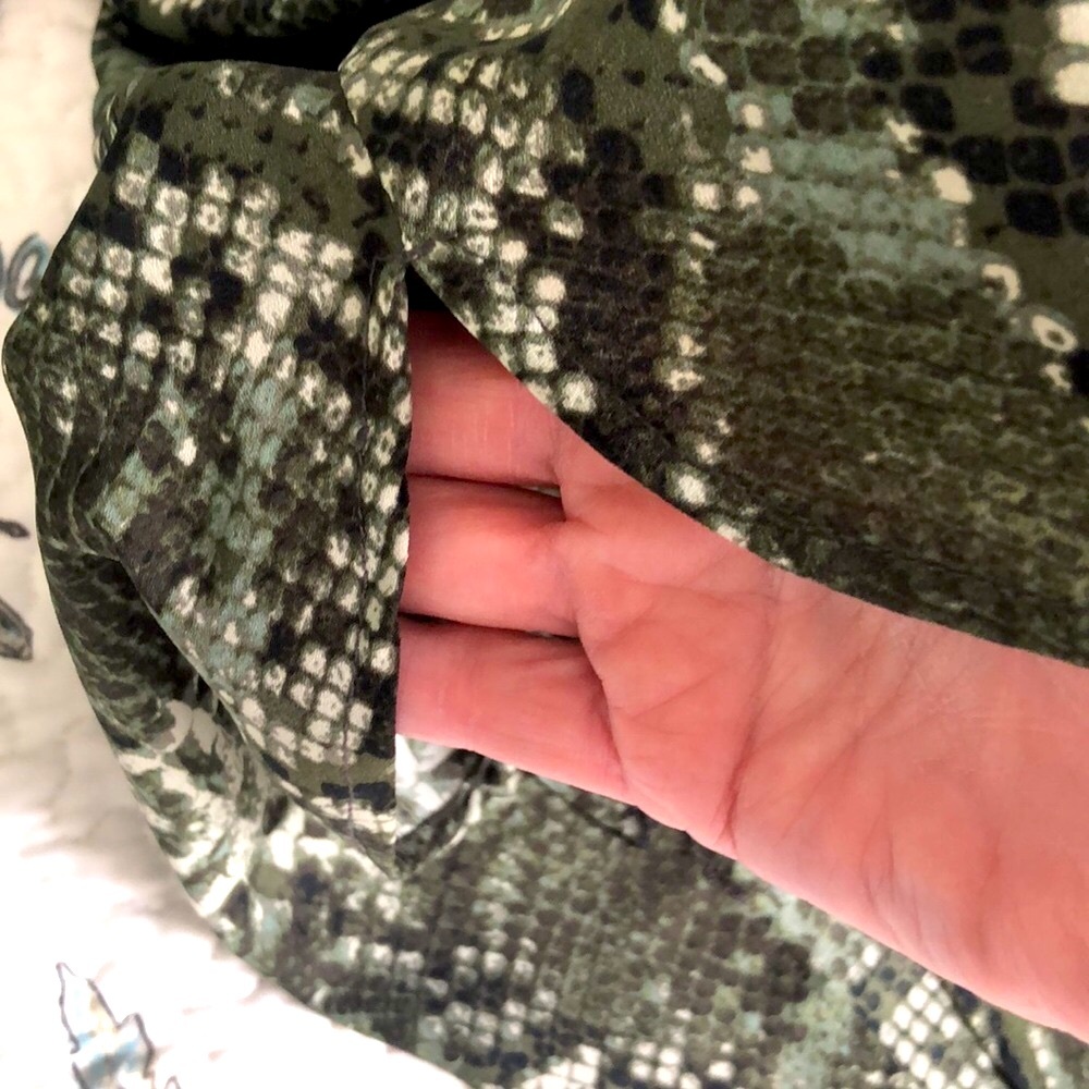 H&M Women's Green Snake Print Blouse - Picture 9 of 9